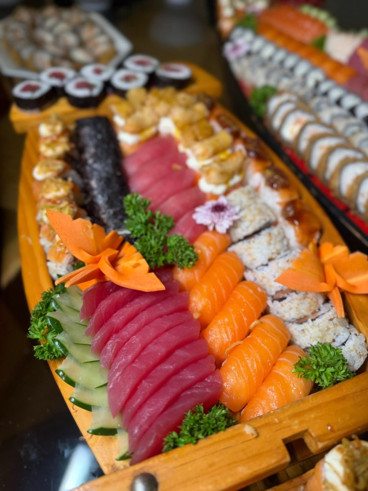 Barca com sashimi de atum, niguiri de salmão e uramakis