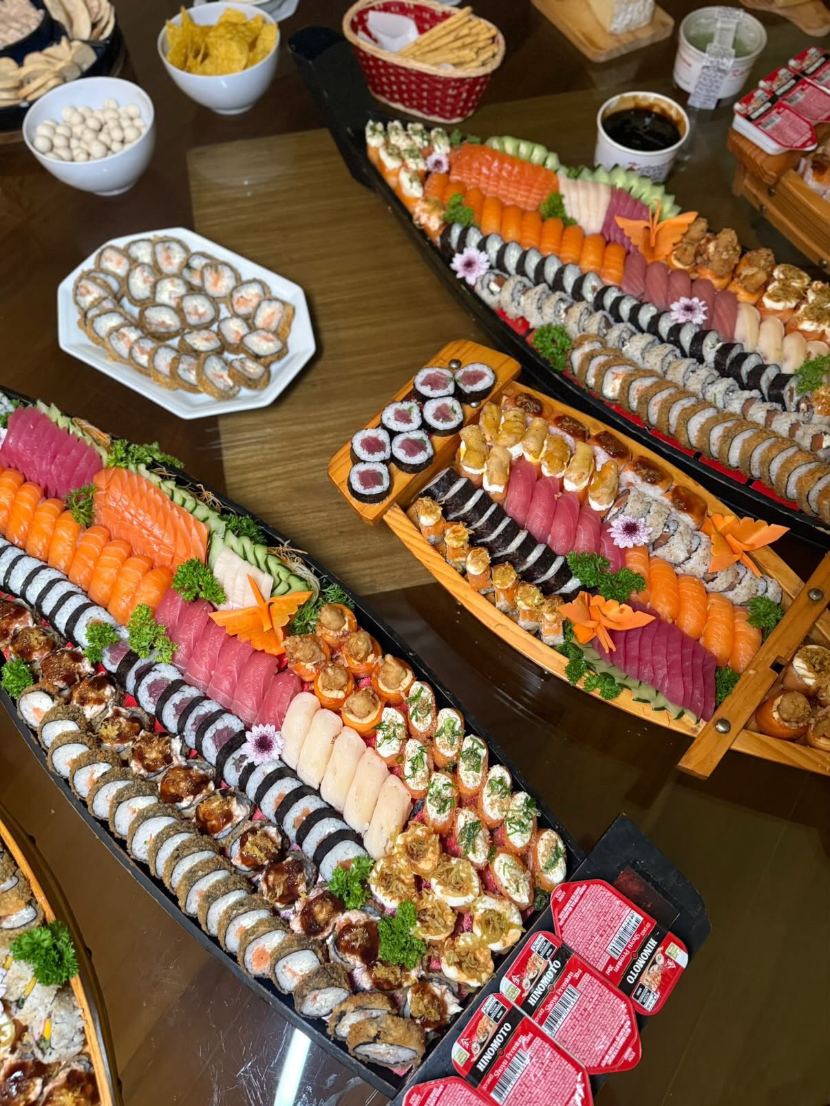 Vista de cima de barcas de sushi em mesa de evento